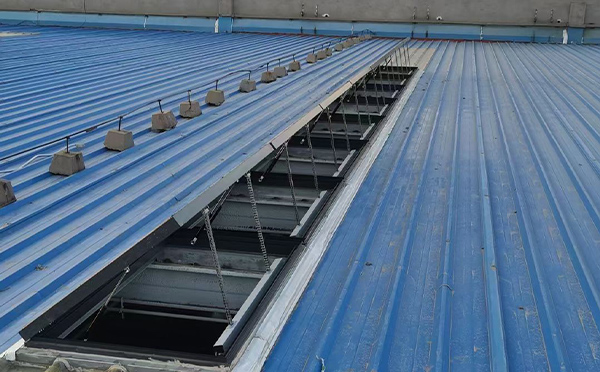 某城市大型商业综合体中庭五家渠排烟窗工程