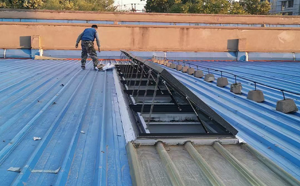 某区域性物流仓储中心五家渠排烟窗系统安装项目